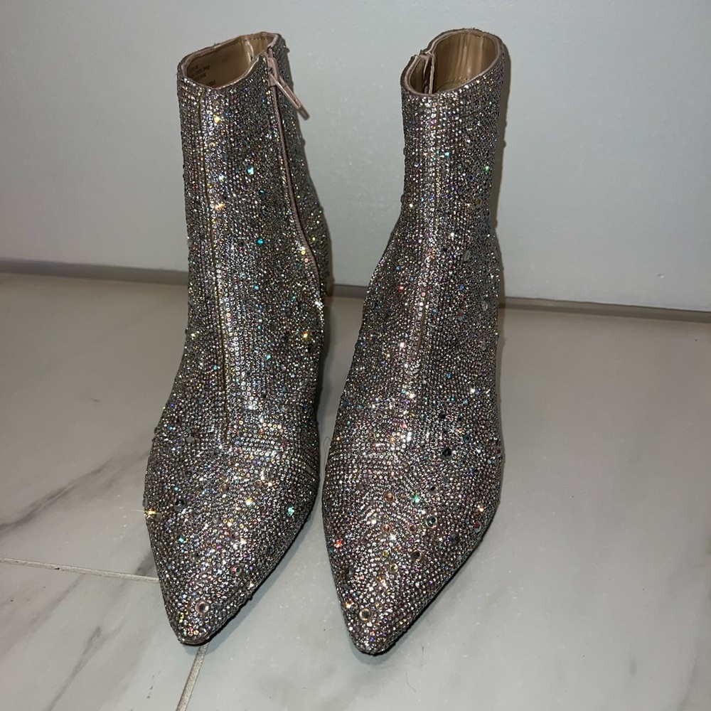 Betsy Johnson Kyla Bootie silver metallic/iridescent size 8